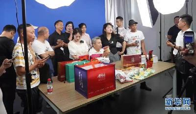 聚焦高质量发展｜乡土“网红”直播带货走俏大别山