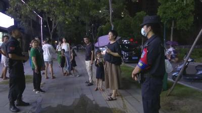 江陵公安屯警街面守护夏夜平安