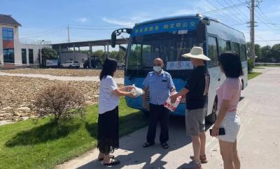 县永通城市公交有限公司开展“夏日送清凉”活动