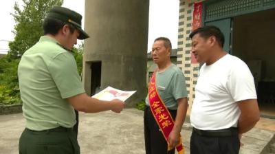 江陵县为立功受奖现役军人家庭集中送喜报