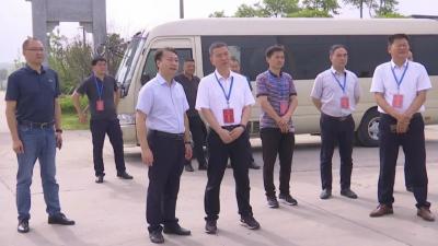 县人大常委会视察城乡公路养护和安全设施建设情况
