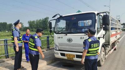 江陵县交通执法大队开展危化品道路运输专项整治行动