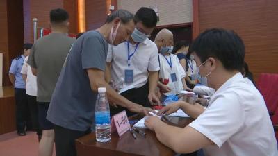 郝穴镇发展小区724套还建房顺利分配，572户家庭喜迎新居