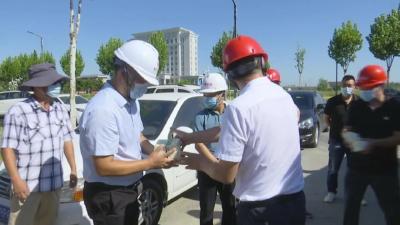 县住建局开展“关爱建设者送清凉”活动