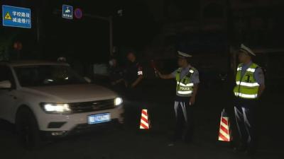 夏季治安打击整治“百日行动”  公安局长带队上街巡逻夜查
