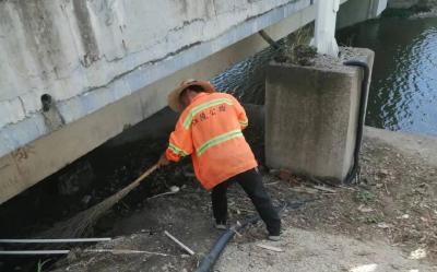 江陵县公路建设养护中心集中整治桥下堆积物