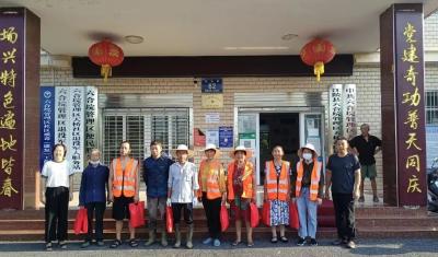 六合垸农场工会“夏送清凉”慰问高温一线员工