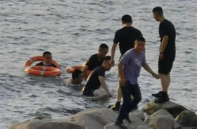 一男子长江游泳遇险民警武警合力救起