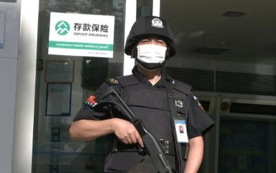 致敬高温下的江陵劳动者：武装押运员、守卡人、飞防作业人员