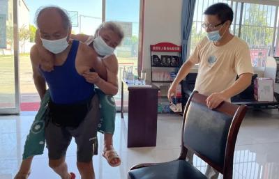六合垸管理区曹夹湖社区：为残障人士开通核酸检测绿色通道