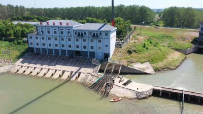 江陵：60台水泵提取江水缓解全县农田旱情 