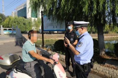 交通曝光丨安全第一招，头盔要戴好