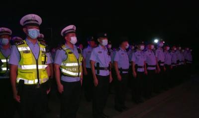 江陵警方开展第三次  夏夜治安巡查宣防集中统一行动