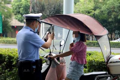 交通曝光丨逆行、不戴头盔，这些行为不可取