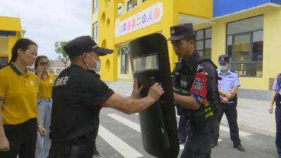 江陵警方持续开展“护校安园”专项行动