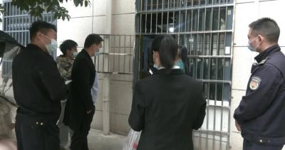 多部门联合开展小区违建拆除行动