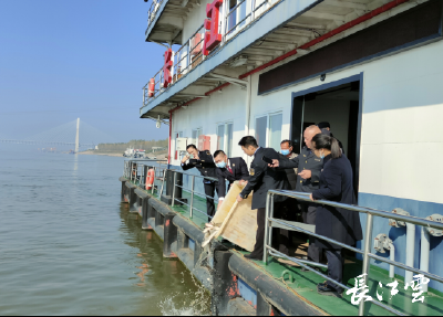 荆州江陵增殖放流，230余斤鱼苗游向长江