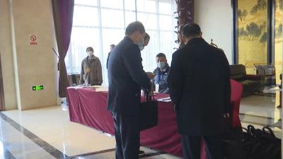 带着信任与重托，人大代表陆续报到