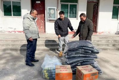 冬日暖人心返乡企业家为普济福利院老人捐助爱心物资