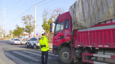 春运首日江陵交警上路保通畅