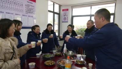 “蓝朋友”消防员的团年饭