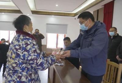马家寨乡同心村：喜迎合作社第一次分红