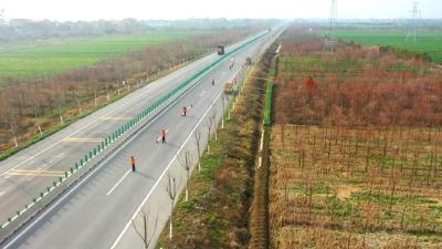 江陵：春季公路养护正当时