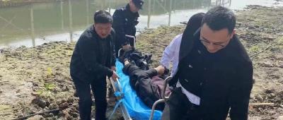 老人掉进内荆河，危机关头是谁出手相救？ 