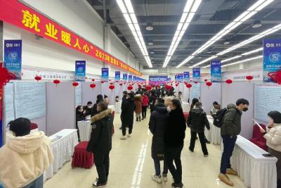 “花式”招工 搭桥拓路——招聘会里看就业新活力 
