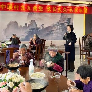 在江陵秦市乡，逢九免费吃，老人暖胃更暖心！