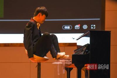 鼓励江陵高三学子奋战100天，无臂钢琴师刘伟现场分享励志故事
