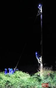 在黑夜和暴雨下，为3100户居民恢复供电