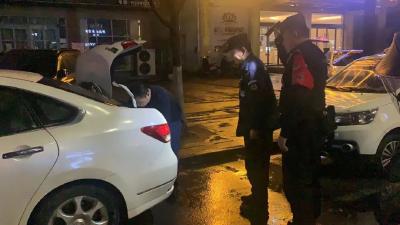 江陵民警夜间巡逻 守护城市安全