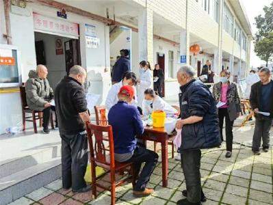 江陵县资市镇：老人免费健康体检