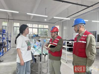 走访问需求，江陵“鄂电红马甲”优质服务解民忧 