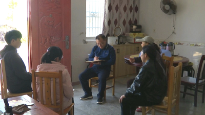 脚带泥土访民情 心怀责任解民忧 