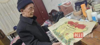极目锐评|73岁湖北老人与22岁烈士父亲清明“重逢”，那曲英雄赞歌永远在心中高唱