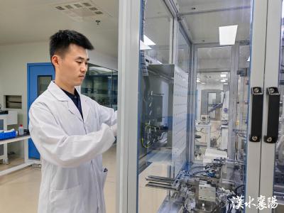 在襄阳，有这么一群“追光者”：既做产业浪潮的弄潮儿，也当文化薪火的守护人