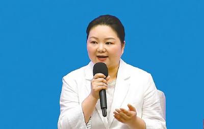弘扬三大精神 奋力建成支点丨16年讲解1万多场 大别山精神传四方 红安女讲解员程星走上国新办发布厅
