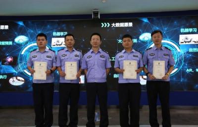 他编织的数据天网仍在守护这个城市，战友深情追忆一等功臣万松的往事