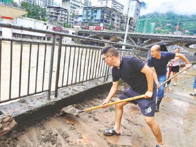 锲而不舍落实中央八项规定精神丨社工队队长关红翔把居民小事当大事办 暴雨夜敲门转移89岁独居老人