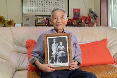 让历史告诉未来丨95岁新四军报务员万众一讲述抗战故事 80年前，他亲手抄收日本投降电报