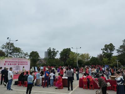 一头挑着民生冷暖，一头连着文明新风——“文明小货郎”打通服务群众“最后一米”