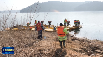 新春走基层丨父子携手清漂 守护生态家园