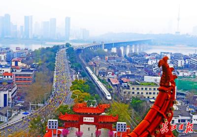 春日汉马，一路奔跑的英雄赞歌