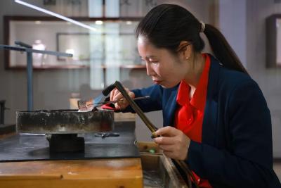 0.3毫米的极致 | 一个女工与大国的匠心——记全国五一劳动奖章获得者李静