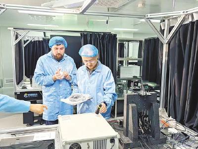 海归青年攻克存储难题 鄂产玻璃硬盘让数据近乎“永生”