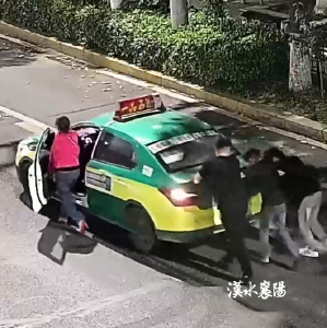 深夜街头，少年电话“摇人”：该出手时就出手！