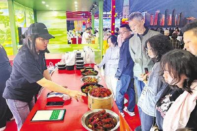 坐高铁奔赴龙虾宴 打飞的只为绿皮车