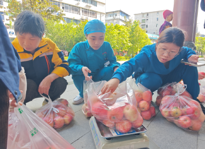 特稿┃8000斤苹果引发的爱心接力